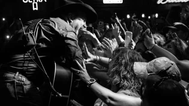 m_garthbrooksdivebarflorida101719-6