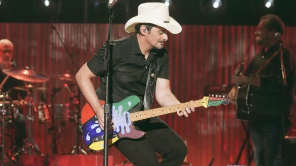 m_bradpaisleythinkshesspecial120219-2