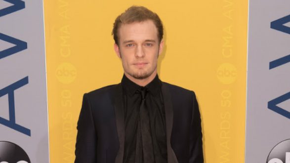 m_tuckerbeathardcma2016redcarpet-4