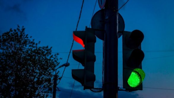 istock_12020_trafficsignalnight