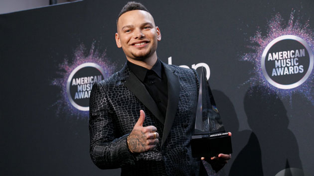 m_kanebrownamericanmusicawards630_01132020-3