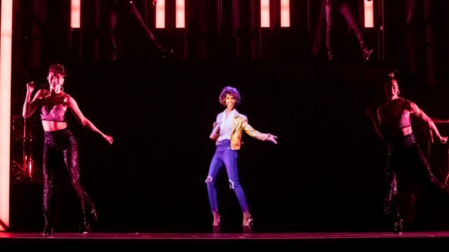 m_whitneyhologramonstage_030320