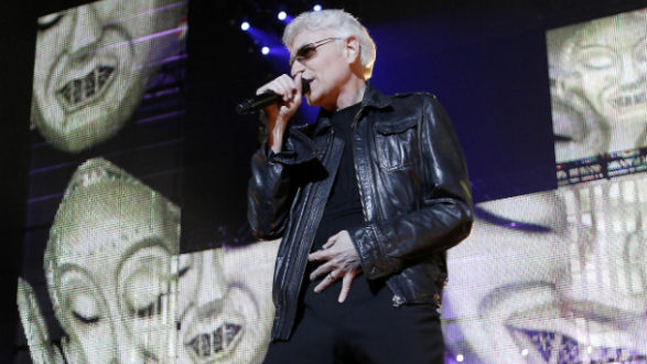 m_dennisdeyoung630_mrrobotobackground_032119-6
