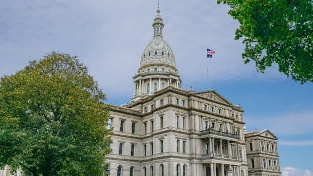 istock_41520_michigancapbldg