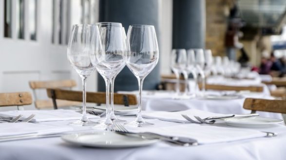 istock_51220_emptyrestaurant