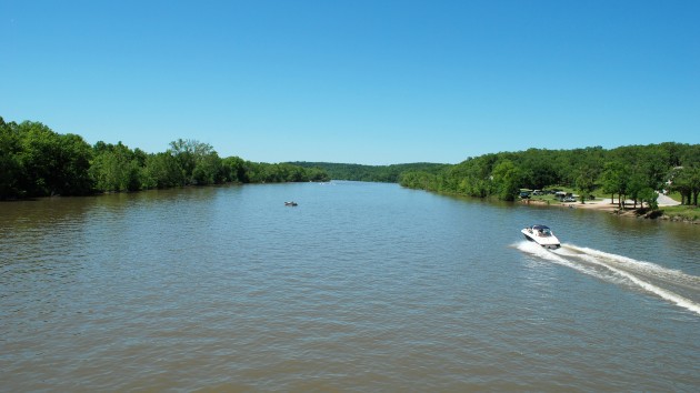 istock_52620_ozarkslake