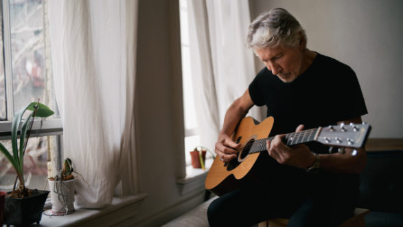 m_rogerwaters630_withacousticguitar_051720-2