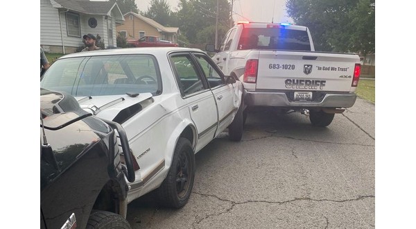 Sheriff Rams Suspected Drug Dealers Vehicle Pinning It Between Patrol Units 2 Arrested Ktlo 0741