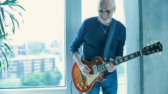 m_peterframpton630_withguitar_102720