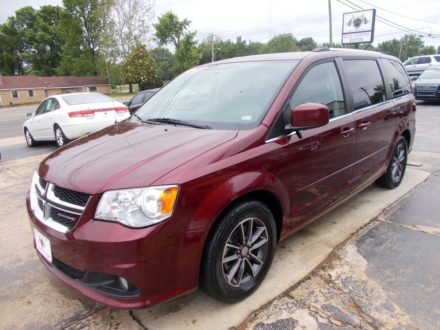2017-dodge-grand-caravan-sxt-4dr-mini-van-3