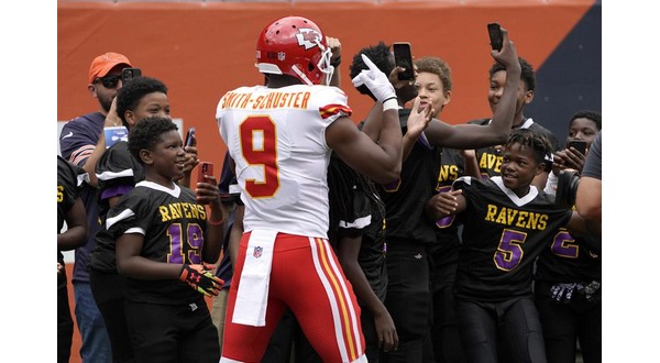 Chiefs' JuJu Smith-Schuster misses practice with sore knee - Vimarsana News