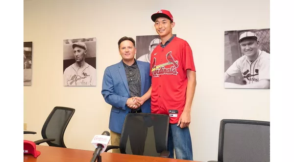 Cardinals sign RHP Chen-Wei Lin, their first player ever out of