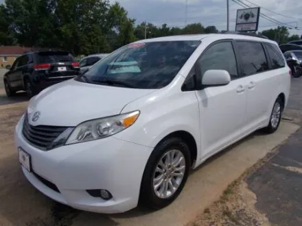 2013-toyota-sienna-xle-8-passenger-4dr-mini-van