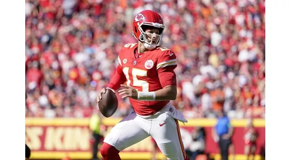 Patrick Mahomes throws 3 TD passes, Taylor Swift celebrates as Chiefs rout  Bears