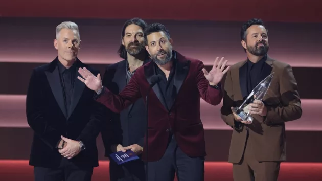 m_olddominion2023cmaawardsdisneyfrankmicelotta745198