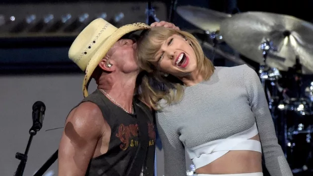 g_kennychesneytaylorswift2015thebigrevivaltour241547