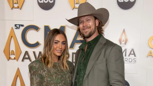 m_briankelleybrittneykelley2023cmaawardsdisney593017