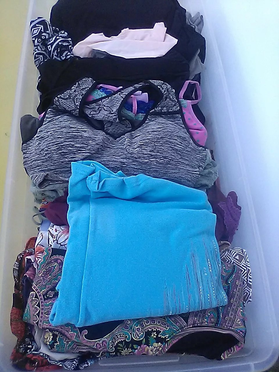 10-big-tote-full-of-womens-clothes-3