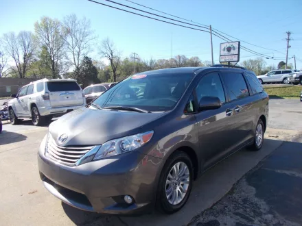 2017-toyota-sienna-xle-8-passenger-4dr-mini-van-2