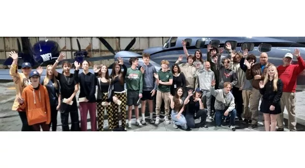 mh8-9studentsatairport