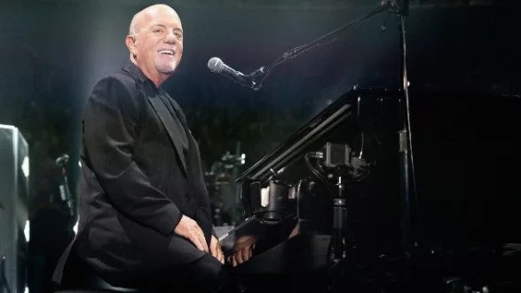 getty_billyjoelsmilingmsg_011025_0447883