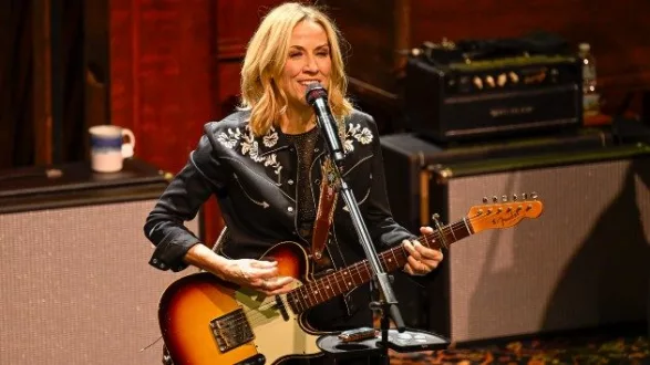 getty_sherylcrowwithguitar_043025233053