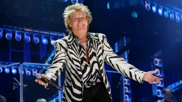 getty_rodstewartarmsout_05222549632
