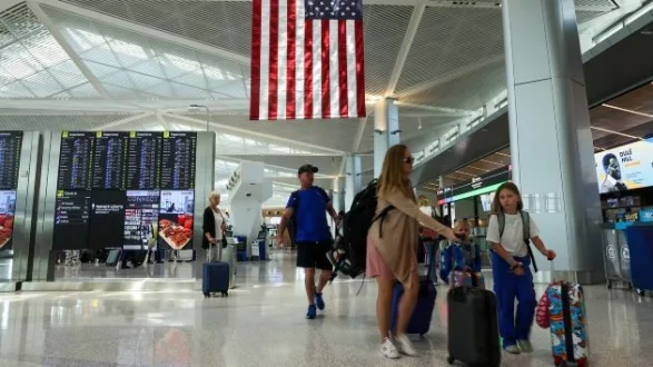 getty_travelnewarkairport_060425197246