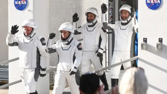 gety_crew11mission_010826763176