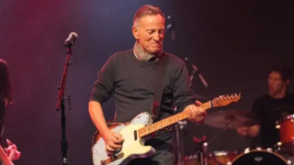 getty_brucespringsteen_020326745352