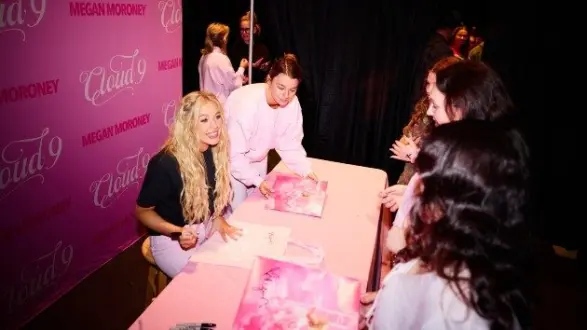 m_meganmoroney9cities9daysautographshot_030926384596