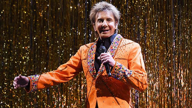 Fans serenade Barry Manilow with "Copacabana" singalong