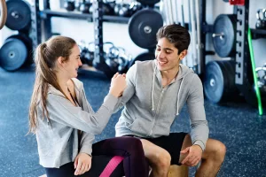 young-fit-couple-in-crossfit-gym-doing-fist-pump-p9yjl9t