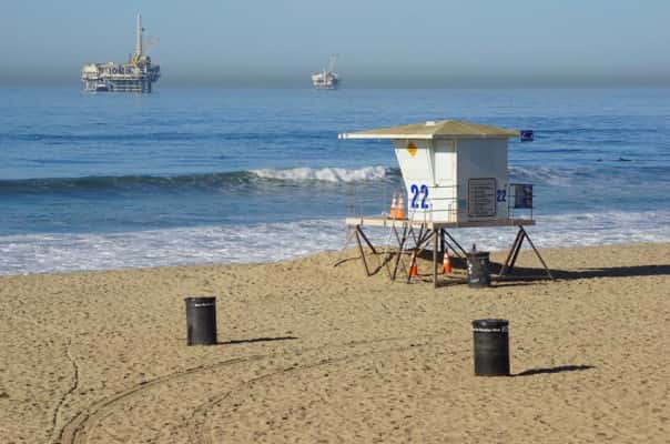lifeguard-tower-on-beach-with-oil-platforms-in-background