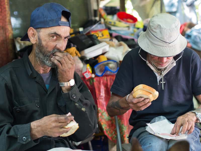 homeless-eating