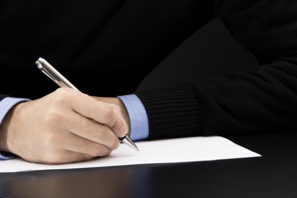 mano-scrivere-firmare-lettera-contratto