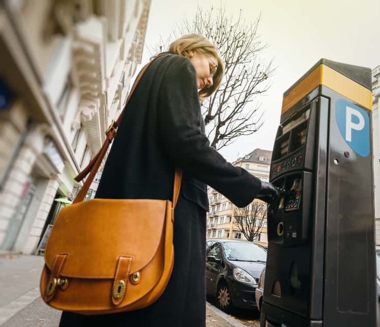 woman-paying-for-the-parking-at-the-teller-machine-in-the-city