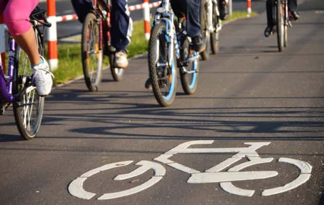 bicycle-road-sign-on-asphalt