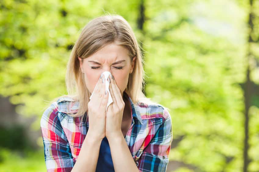 woman-with-allergy-symptom-blowing-nose