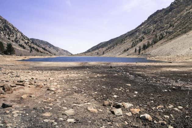39890480-california-lake-with-very-low-water-from-years-of-drought