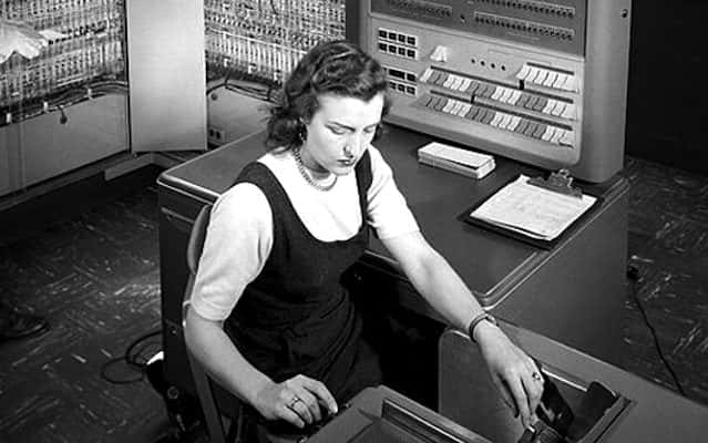 female-computer-programmer