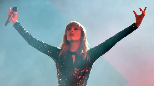 American Music Awards Taylor Swift Breaks Record For Most