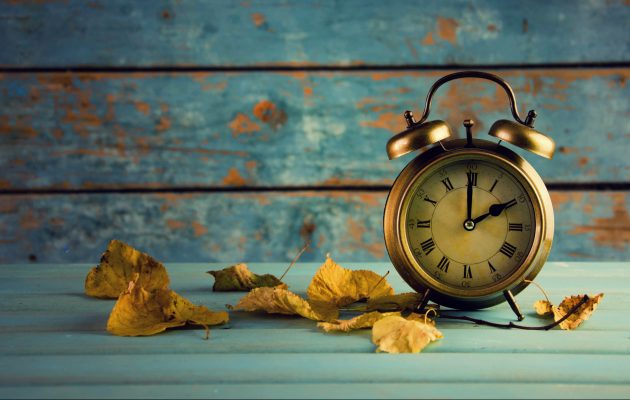 daylight-saving-time-clock-and-leaves