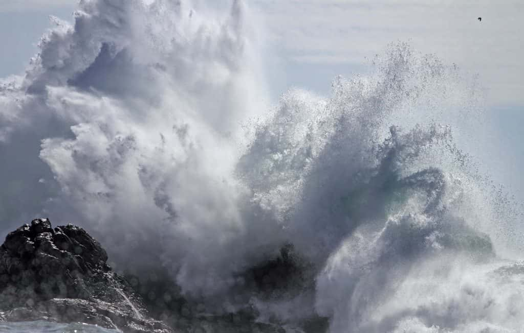 giant-beach-waves