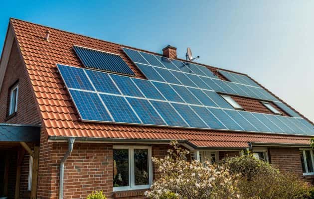solar-power-generator-on-house-roof
