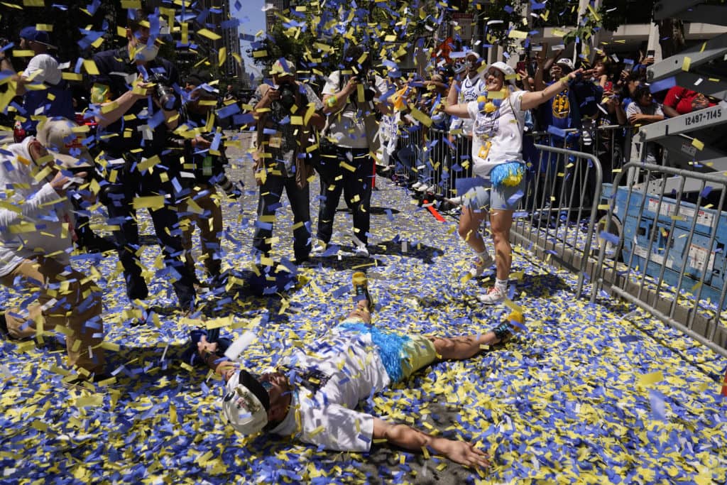 38 Tons of Trash, Debris from Warriors Championship Parade - Vimarsana News