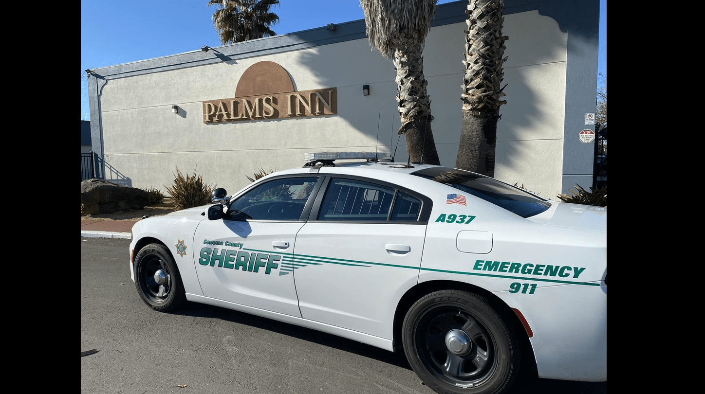 sheriffs-car-in-front-of-the-palms-inn-sonoma-sheriff