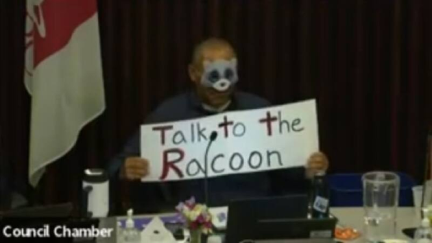 ed-sheffield-holding-sign-and-wearing-a-mask-santa-rosa-city-schools-board-meeting