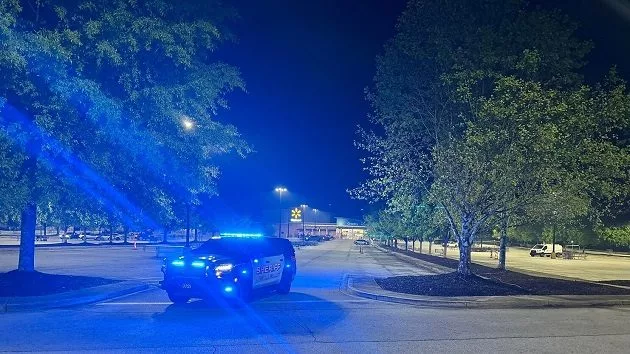 news_walmartshooting_041125280402