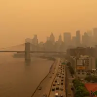 View on June 7^ 2023 of hazy New York city skylines during bad air quality because smoke of Canadian wildfires brought in by wind